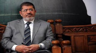 Presiden Mursi ketika sampai di tempat persidangan pada November 2013 (islammemo)