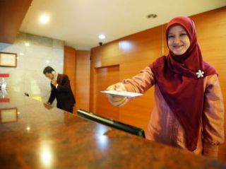 Receptionist di Sofyan Betawi Hotel, Hotel pertama yang memperoleh sertifikasi MUI