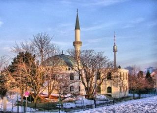 Vienna Islamic Center dibangun dari 1975 hingga 1979. Masjid ini menjadi pusat kegiatan amaliyah selama Ramadhan bagi Muslim Austria, mampu mengakomodasi 8 persen dari 430 ribu Muslim yang tinggal di negeri ini (foto: republika)