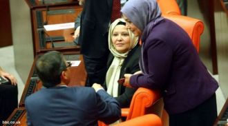 Perempuan  Mengenakan Jilbab di Parlemen Turki (Foto: bbc.co.uk)