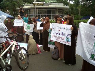 KAMMI Jakarta dukung polwan berjilbab (foto: Anisa Prasetyo Ningsih/dakwatuna).