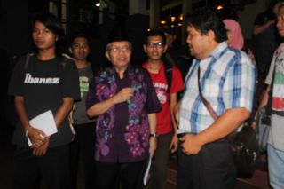 Pengurus FAM Wilayah Sumatera Barat bersama penyair Taufiq Ismail, Senin (30/12) malam, di Taman Budaya Padang. Dalam rangka pergantian tahun, FAM menggelar Konser Baca Puisi Akhir Tahun, Selasa (31/12). (Foto: Ist.)