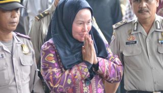 Gubernur Banten, Ratu Atut Chosiyah ditetapkan sebagai Tersangka oleh KPK dalam kasus sengketa Pilkada Lebak (Foto:vivanews)