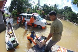 RZ Salurkan Bantuan untuk Korban Banjir Pontianak