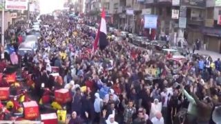 Demonstrasi di Alexandria diikuti ratusan ribu peserta, kemarin (20/12/2013)