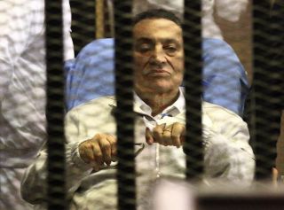 Mantan presiden Mesir, Husni Mubarak, menjalani sidang pengadilan di Kairo, Mesir, April lalu. 