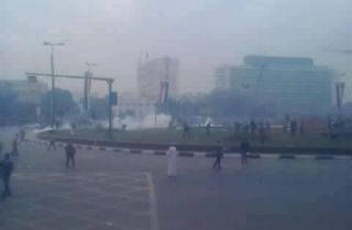 Mahasiswa berhamburan karena dibubarkan polisi dengan gas air mata dan tembakan (rassd)