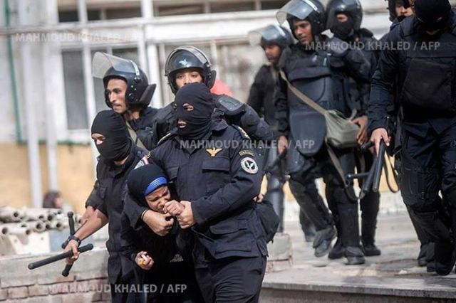 Marwah saat digelandang polisi di kampusnya (egyptwindow)
