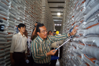 Menteri Pertanian RI Suswono mengecek stok beras di gudang Bulog di Klaten, Jawa Tengah, Senin (23/12). Foto: Tajuk.co/ADM