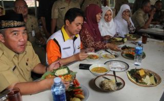 Walikota Depok, Nurmahmudi Ismail saat makan di kantin dalam rangka Program One Day No Rice (foto: depok.go.id/ inet)