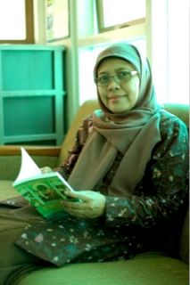 Ketua PP Aisyiyah, Dra. Hj. Siti Noordjanah Djohantini