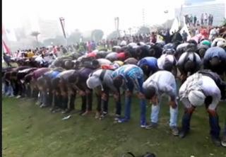 Mahasiswa sujud berjamaah saat memasuki Bundaran Tahrir (egyptwindow)