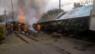 Kecelakaan Kereta Api dan Truk Pengangkut BBM