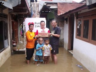 Penyaluran bantuan korban Banjir Jakarta, Senin 13/1/14 (Foto: RZ)