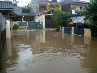 Banjir sekitar 1 meter di Wijaya Timur VI RW2 dan RW3, Kel. Petogogan, Jaksel, Senin (13/1/2014). (twitter.com/tmcpoldametro)
