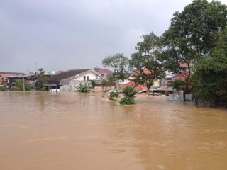 Banjir di Kawasan Gudang Peluru, Kampung Melayu, Sabtu (18/1/2014). (Twitter / @TMCPoldaMetro / @vangomet)