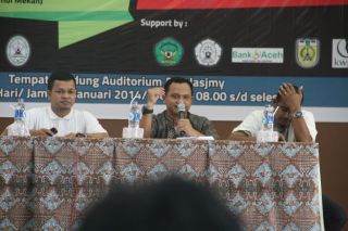 Dialog "Esksistensi Syariat Islam di Aceh" yang diselenggarakan oleh Dewan Mahasiswa Fakultas Syari'ah dan Ekonomi Islam UIN Ar-Raniry, Selasa (14/1/2013), (Foto: Teuku Zulkhairi)