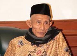 Ketua MUI Pusat dan Rais Aam Syuriah Pengurus Besar Nahdlatul Ulama (PBNU), KH Muhammad Achmad Sahal Mahfudz (Foto: perpusmasda.com)