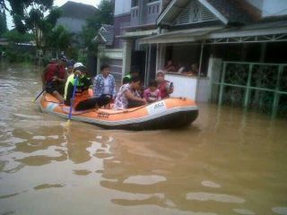Evakuasi Warga di Perumahan Graha Satria Jati Asih, Bekasi (Foto: ACT)