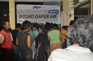 Posko Dapur Air PKPU Ramai dikunjungi pengungsi, senin 20/1 (Foto: pkpu)