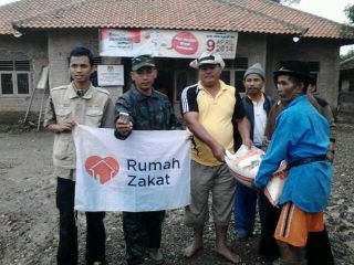 RZ bantu logistik u warga di lokasi pengungsian banjir Ds.Cempeh. Lelea, Indramayu Jumat,24/1 (foto: RZ)