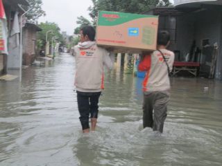 Relawan RZ bantu warga di wilayah banjir Gebangsari, Genuk, Semarang (Foto: RZ)