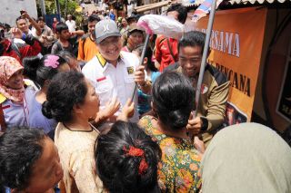 Ketua Umum DPW PKS DKI Jakarta Selamat Nurdin saat mengunjungi korban banjir di Rawajati Kalibata Selasa, 14/1/14 (Foto: pks)