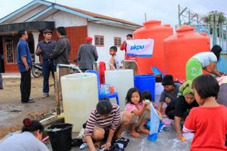Bantuan Air Bersih Untuk pengungsi gunung sinabung (Foto: pkpu)