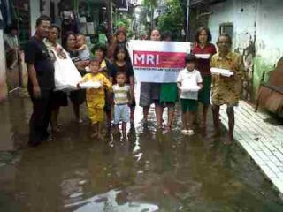 Tim MRI ketika menyalurkan bantuan banjir di Jakrata . Kamis, 16/1 (Foto: act)