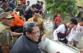 Gubernur Jabar Ahmad Heryawan saat meninjau banjir di Karawang, Rabu 15/1/14 (Foto: jabarprov.go.id)