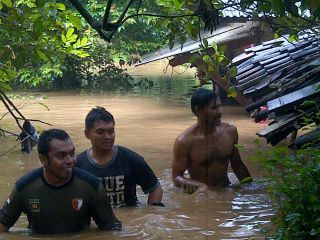 Tim Kepanduan PKS dan Bang Adiono (tanpa baju) sesaat setelah keluar dari rumah yang terendam banjir. (Foto: pks tanjung barat)