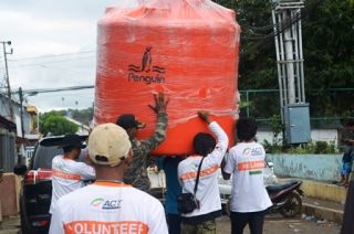 Tim Relawan ACT sedang menyiapkan dua tangki air dengan kapasitas 2000 liter di pengungsian. (Foto:act)