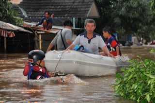 Evakuasi Korban Banjir Muara Gembong Oleh Tim Rescue PKPU Rabu, 15/1/14 (Foto: pkpu)