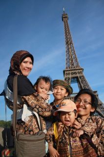 Penulis bersama keluarga di Paris, Summer 2012. (Foto: bidadari_Azzam)