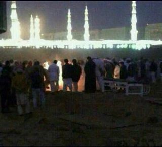 Foto yang disebarkan media jejaring sosial tentang cahaya dari salah satu kuburan di Baqi' (islammemo)