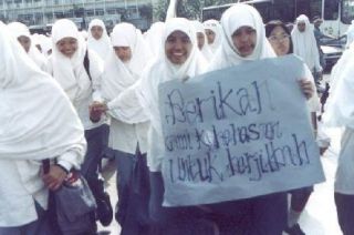 Demo Pelajar Menolak Larangan Jilbab (inet)