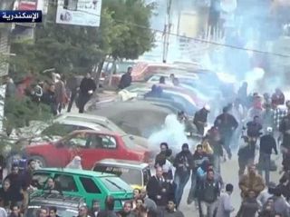Demonstrasi di Alexandria, yang dibubarkan polisi dengan kekerasan (aljazeera)