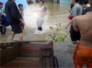Aksi Heroik Drajat akhirnya mampu menyelamatkan Resti dan Ibunya dari terjangan banjir. (Foto: andan) 