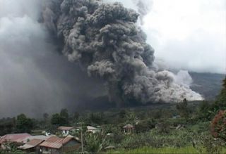 Erupsi Gunung Sinabung (Foto: medanmagazine.com)