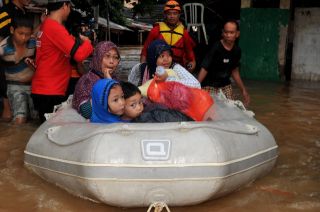 Evakuasi Korban Banjir oleh Tim Rescue PKPU, Senin 13/11/14 (Foto: pkpu)