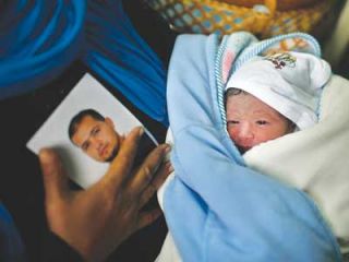 Hasan Tamir, bayi yang dilahirkan Jumat kemarin, dari sperma ayahnya yang diselundupkan dari penjara (alquds.co.uk)