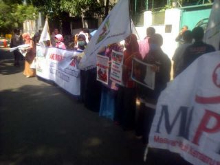 Aksi KAMMI Tangsel di depan Kedubes Myanmar. Selasa, 7/1/14 (Foto: KAMMI Tangsel)