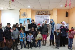 Anak-anak pengungsi Palestina dan Suriah saat menerima santunan dari KNRP, Adara dan PII di Juwaidah, Amman Selatan Jordania, Rabu (1/1). (Foto:  KNRP)