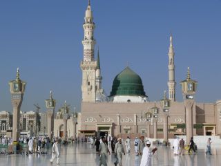 Masjid Nabawi, di Madinah Al-Munawwarah (hawahome.com)