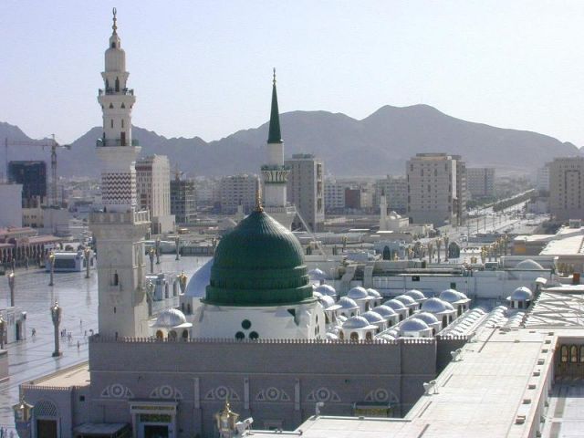Masjid Nabawi di Madinah Al-Munawwarah (gattours.com)