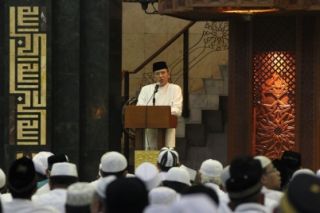 Menag Suryadharma Ali saat memberi sambutan pada acara Dzikir Nasional di Masjid At-Tiin Jakarta, Selasa 31/12/13 (foto: kemenag.go.id)