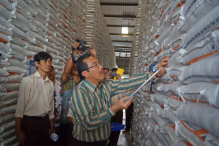 Produksi beras nasional surflus 5 juta ton. Daya serap Bulog juga bagus, sehingga tidak ada alasan impor. Nampak Mentan Suswono saat meninjau gudang Bulog di Klaten, Jawa Tengah, akhir tahun lalu.  (Foto: tajuk.co)