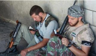Para Mujahid di suriah sedang membaca Al-quran ditengah perang yang berkecamuk (Foto: cdn.ar.com)