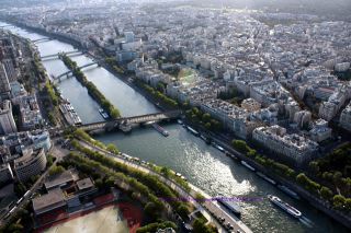 Pemandangan Paris dari menara Eiffel, Summer 2012. (Foto: bidadari_Azzam)