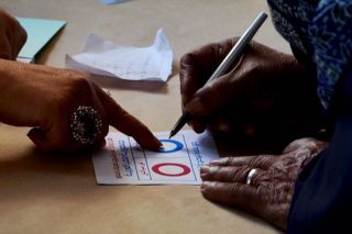 Petugas referendum mengarahkan pemilih untuk mendukung konstitusi (islemmemo)